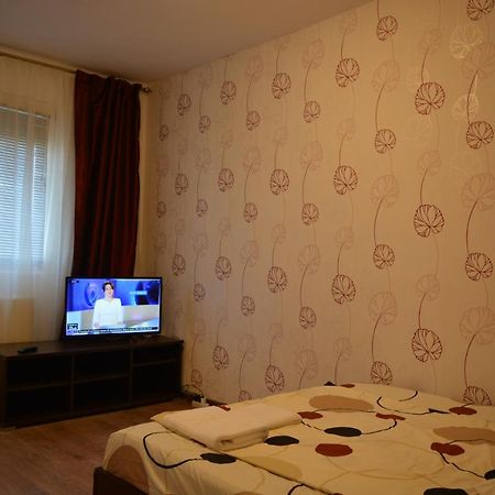Iulia Studio 9 Bucharest Luaran gambar