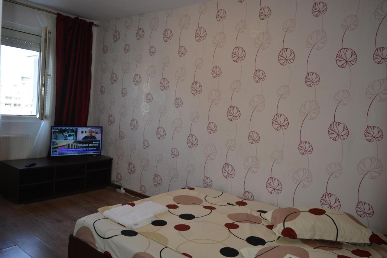 Iulia Studio 9 Bucharest Luaran gambar
